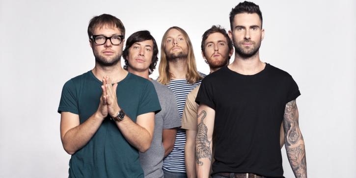 Maroon 5 memainkan alat musik mereka dengan penuh semangat di tengah kerumunan penggemar yang bersemangat