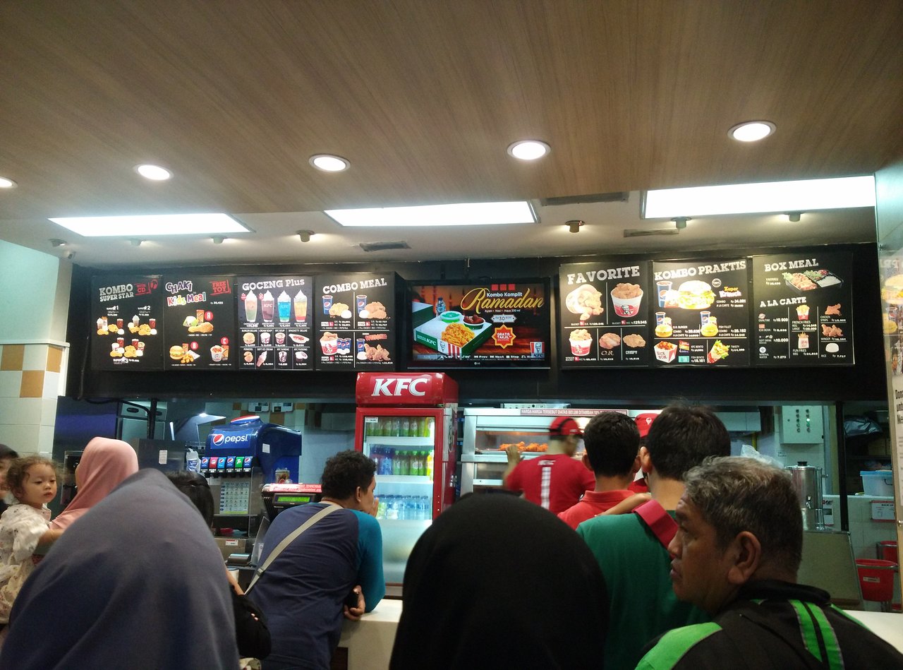 Visual Antrian pelanggan di depan gerai KFC