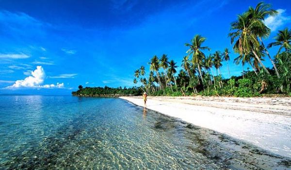 Pemandangan indah Pulau Siladen dengan pantai berpasir putih dan air laut yang jernih, cocok untuk snorkeling dan diving