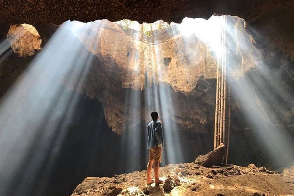 Keindahan Goa Bangkang - Pemandangan menakjubkan dalam Goa Bangkang dengan stalaktit dan stalagmit yang terbentuk selama ribuan tahun