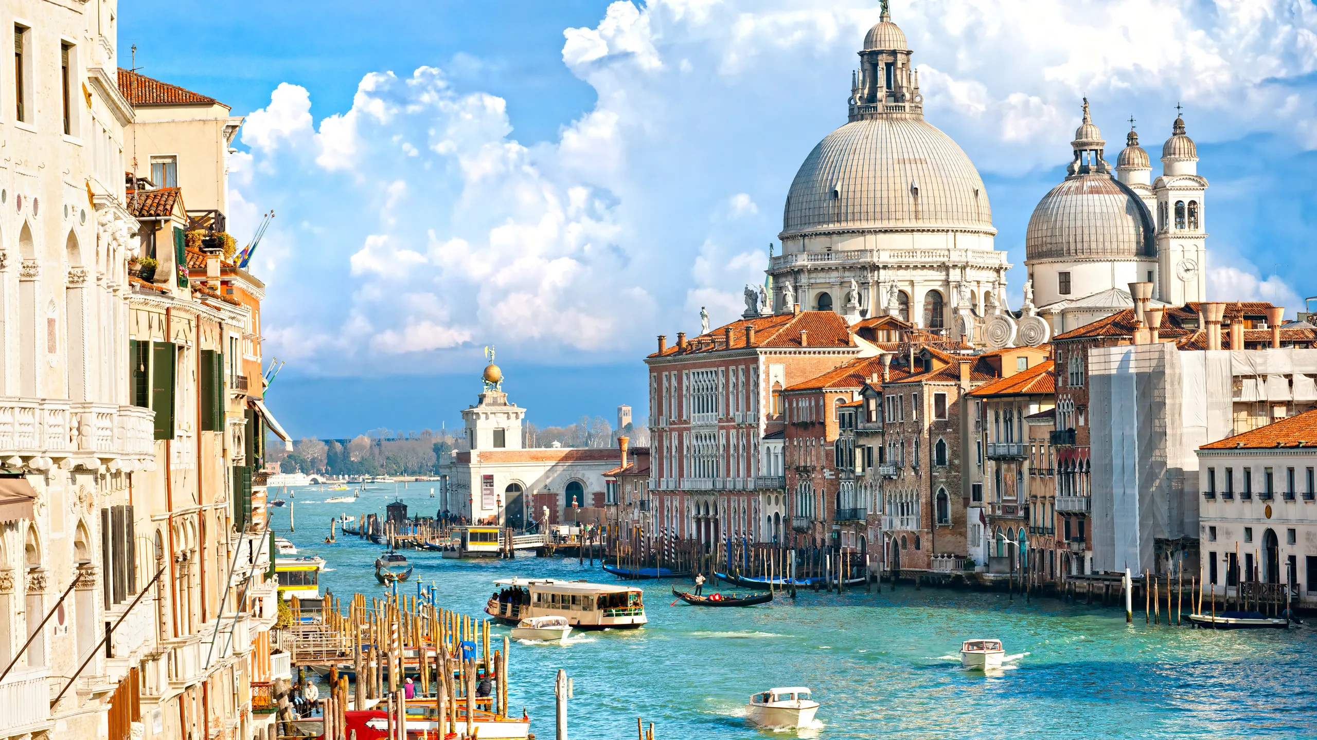 The famous Bridge of Sighs connecting Doge's Palace to the prison