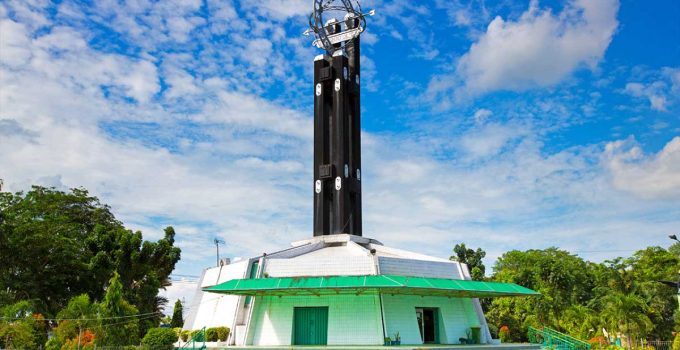 Tugu Khatulistiwa: Simbol Geografis yang Menakjubkan di Pontianak