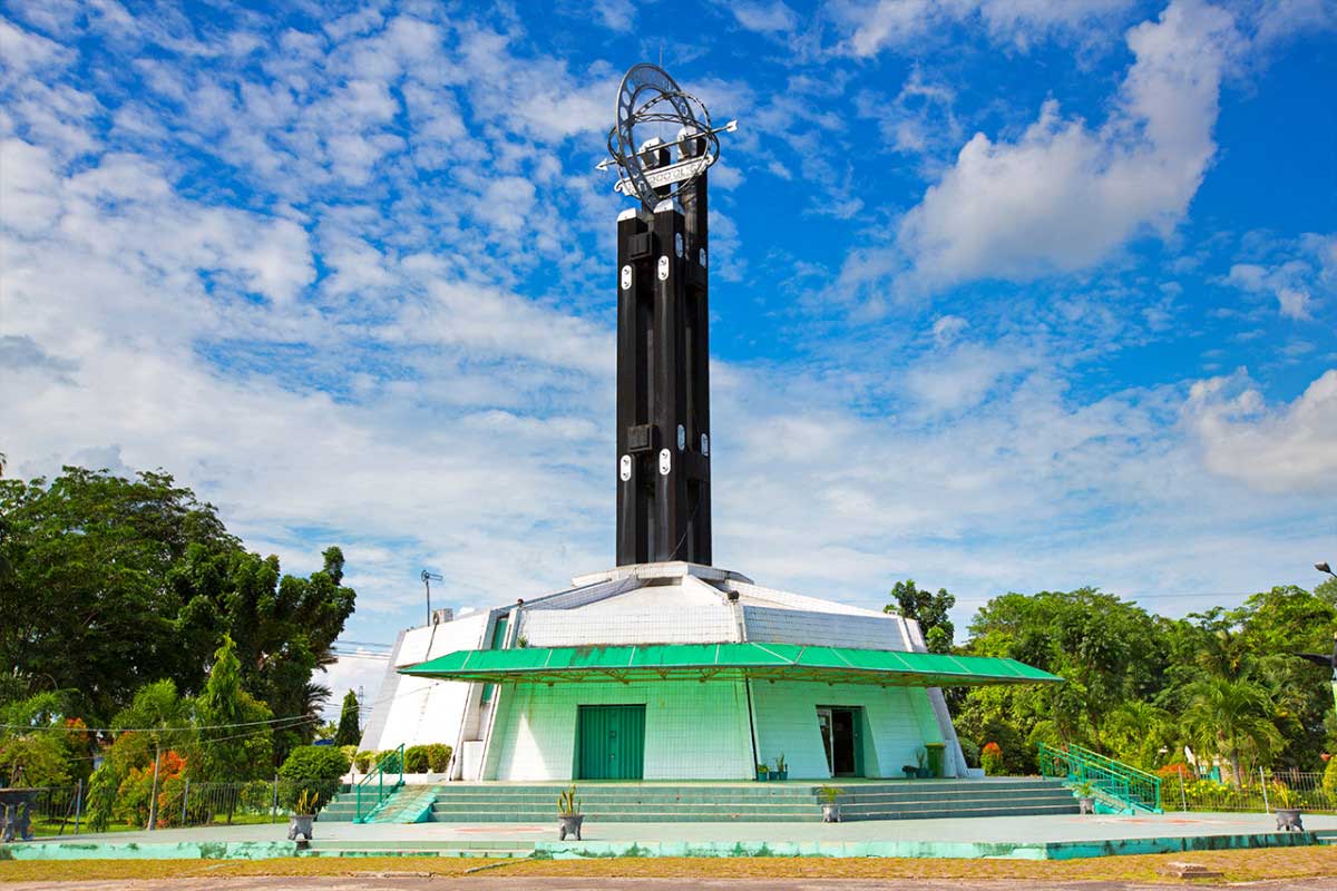 Tugu Khatulistiwa yang megah berdiri di Pontianak, menandai garis khatulistiwa dengan arsitektur ikoniknya