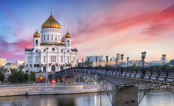 A panoramic view of the Cathedral of Christ the Saviour along the Moskva River. 