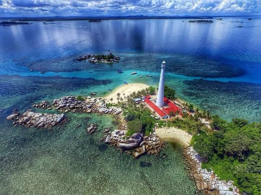 Pantai Lengkuas yang menakjubkan dengan mercusuar ikoniknya, pasir putih bersih, dan air laut yang jernih, menciptakan pemandangan yang memukau di Pulau Belitung