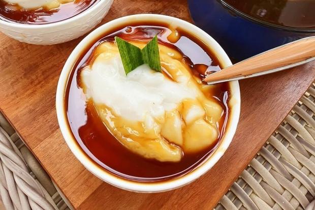 Bubur Sumsum: Kelezatan tradisional Indonesia dengan tekstur lembut dan manisnya saus gula merah