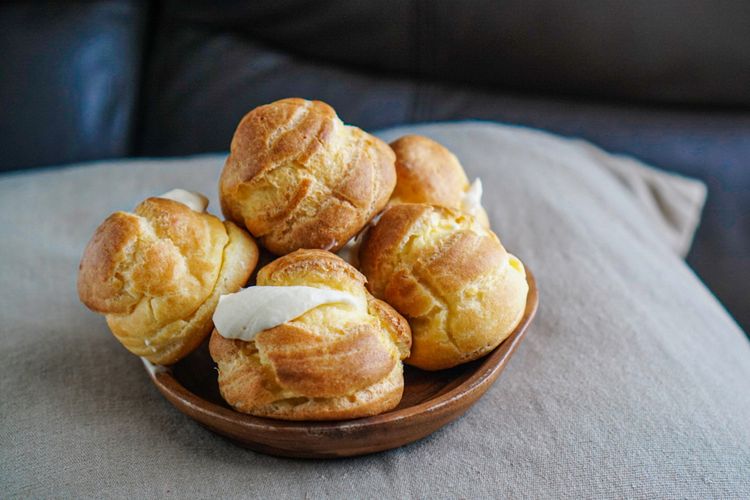 Kue Sus: Kelembutan yang Meleleh di Mulut - Kue sus dengan isian krim vanila yang lembut dan kulit renyah, sempurna untuk dinikmati sebagai camilan atau hidangan penutup