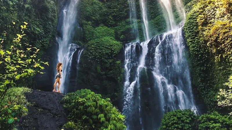 Keindahan Air Terjun Sekumpul yang megah, tersembunyi di jantung Bali dengan air jernih yang mengalir dari ketinggian