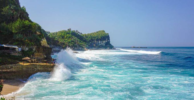 Pantai Banyu Tibo: Keindahan Alam yang Unik di Pacitan, Jawa Timur