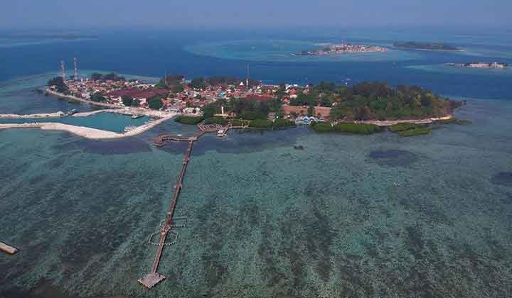 Keindahan Pulau Pramuka: Pemandangan indah Pulau Pramuka dengan laut yang jernih dan pasir putih