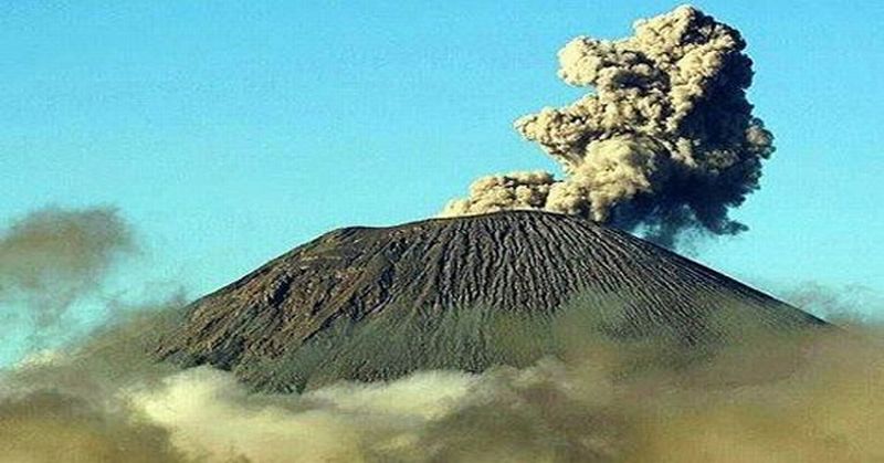 Pemandangan dramatis dari puncak Gunung Egon dengan kawah berapi yang mengepulkan asap belerang dan tebing-tebing curam di sekelilingnya