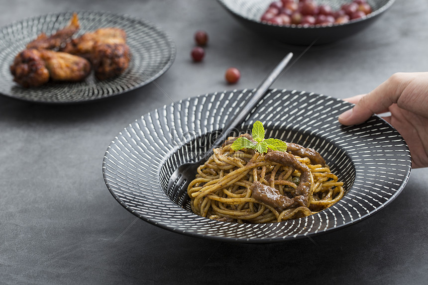 Spaghetti lada hitam lezat dengan potongan daging sapi, ditaburi lada hitam segar yang memberikan sensasi pedas gurih di setiap suapan