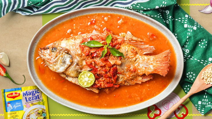 Ikan Pecak khas Betawi, disajikan dengan sambal pecak pedas gurih yang menggugah selera