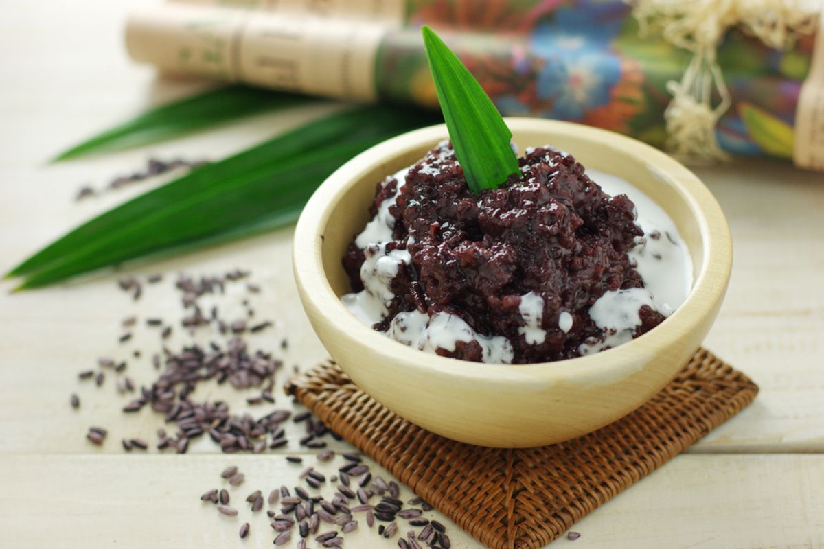 Bubur Ketan Hitam Tradisional: Seporsi Bubur Ketan Hitam yang disajikan hangat, dengan santan gurih dan kuah gula merah yang manis