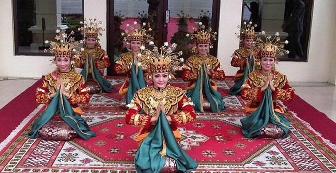 Tari Sekapur Sirih: Keanggunan Gerakan yang Mencerminkan Nilai Budaya Lampung