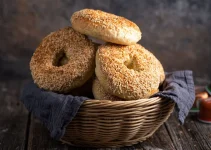 Roti Bagel: Sejarah, Ciri Khas, dan Cara Membuatnya