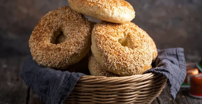 Roti Bagel: Sejarah, Ciri Khas, dan Cara Membuatnya