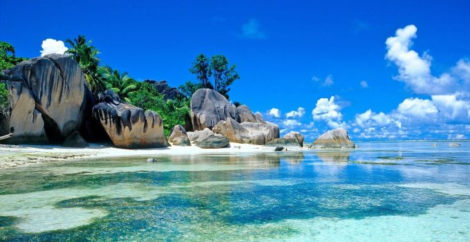 Pesona Pantai Tanjung Kelayang: Surga Pasir Putih dan Batu Granit di Belitung