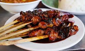 menikmati-sate-kambing