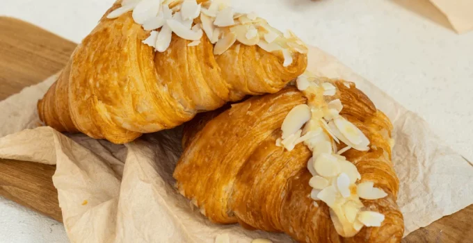 Croissant Almond Premium, Kelezatan Berlapis yang Menghadirkan Pengalaman Istimewa di Setiap Gigitan