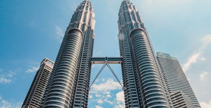 Menara Kembar Petronas, Wisata Ikonik Malaysia yang Tak Pernah Kehilangan Pesona